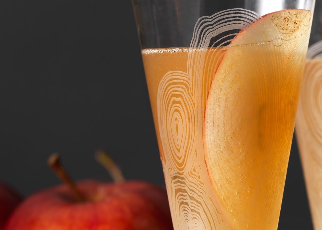 detail of bourbon apple pie craft cocktail ©Cyndi Long (clstudios.com)